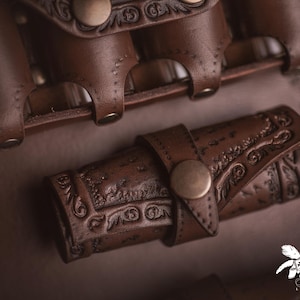Pocimero de cuero marrón con portapergaminos para larp alquimista, kit de bruja o cosplay mágico imagen 9