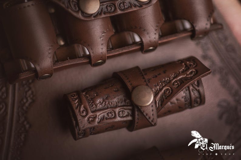 Pocimero de cuero marrón con portapergaminos para larp alquimista, kit de bruja o cosplay mágico imagen 9
