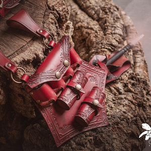 Pocimero de cuero marrón con portapergaminos para larp alquimista, kit de bruja o cosplay mágico Rojo