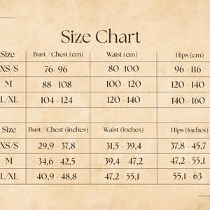 Peut inclure: Tableau des tailles avec mesures en centim&egrave;tres et en pouces. Les tailles XS/S, M et L/XL sont indiqu&eacute;es, avec les mesures correspondantes de poitrine, de taille et de hanches. Fond beige.