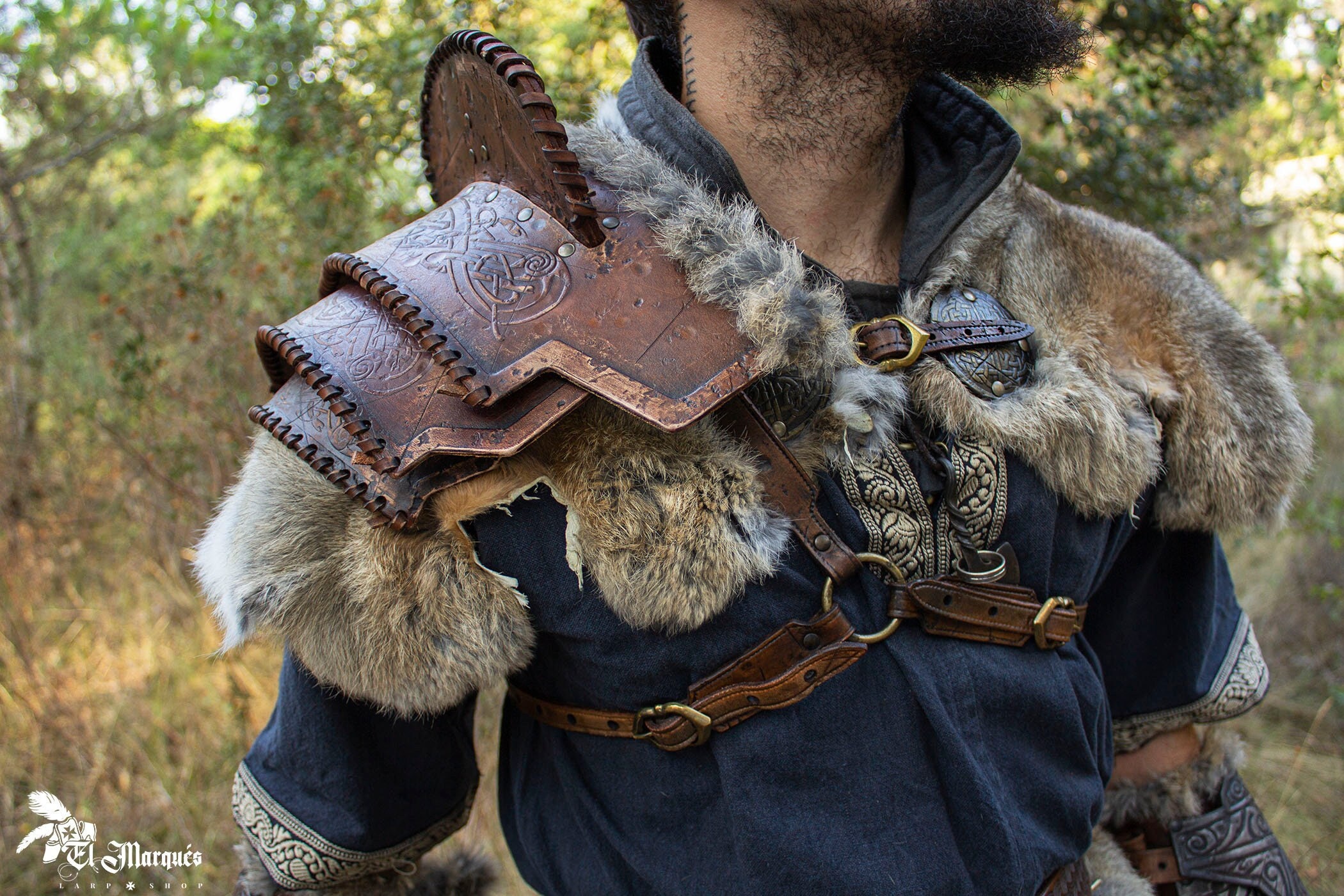  Conjunto de hombreras de armadura vikinga medieval para hombre,  armadura de piel sintética para hombre pirata cuerno piel de piel de  cosplay : Deportes y Actividades al Aire Libre