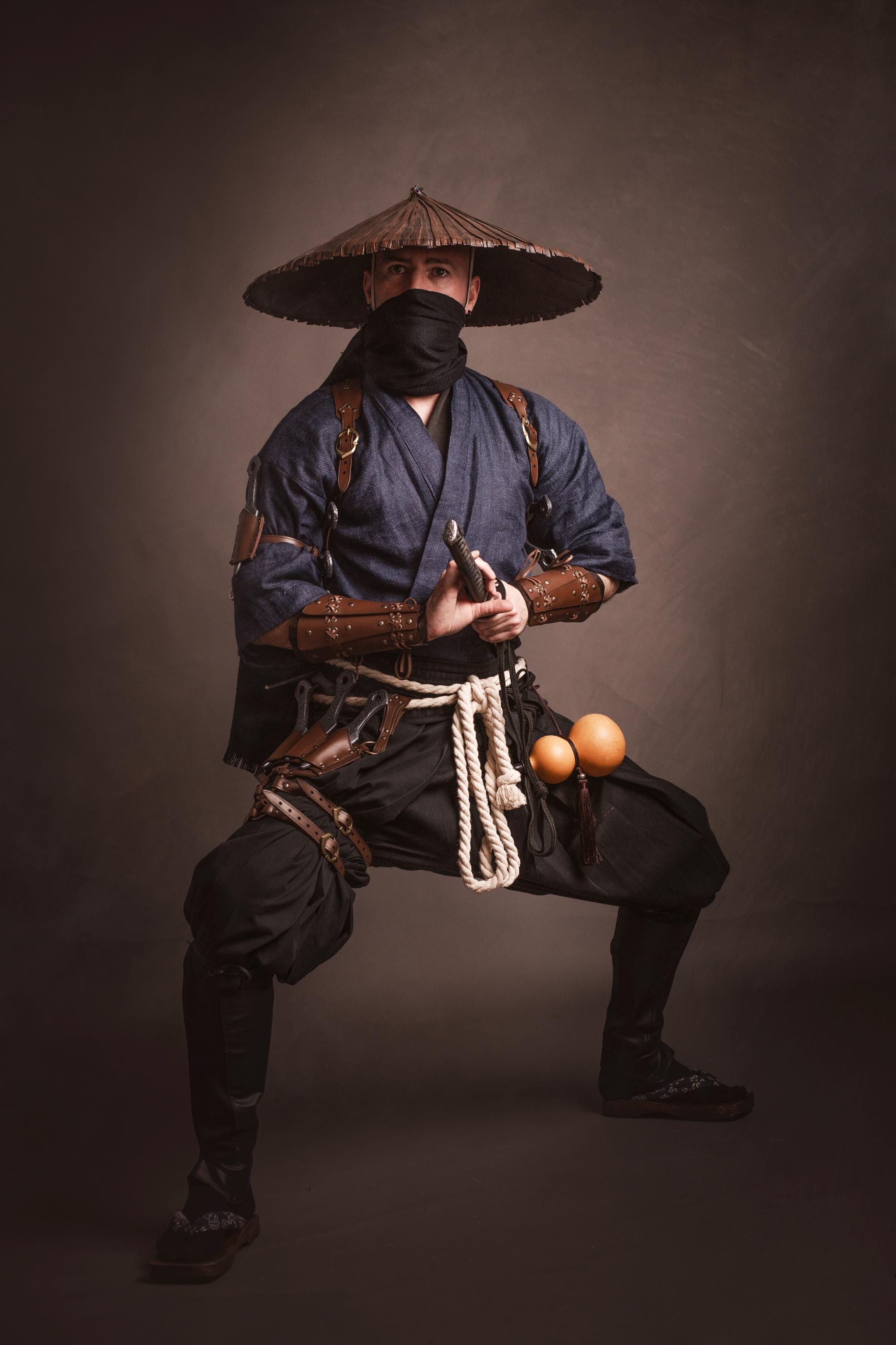 レザー太ももホルスター：アサシンLARPクナイシース、ナイフ付属