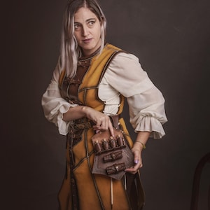 Pocimero de cuero marrón con portapergaminos para larp alquimista, kit de bruja o cosplay mágico imagen 3