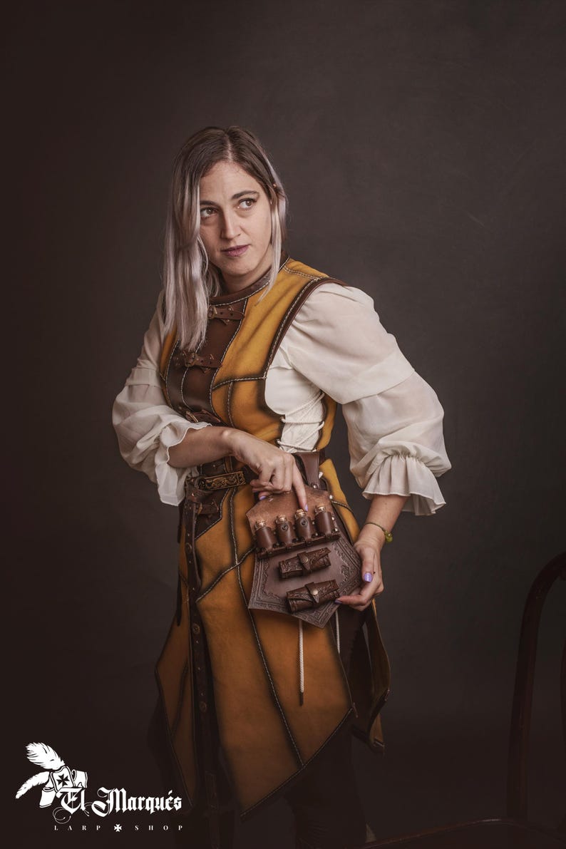 Pocimero de cuero marrón con portapergaminos para larp alquimista, kit de bruja o cosplay mágico imagen 3
