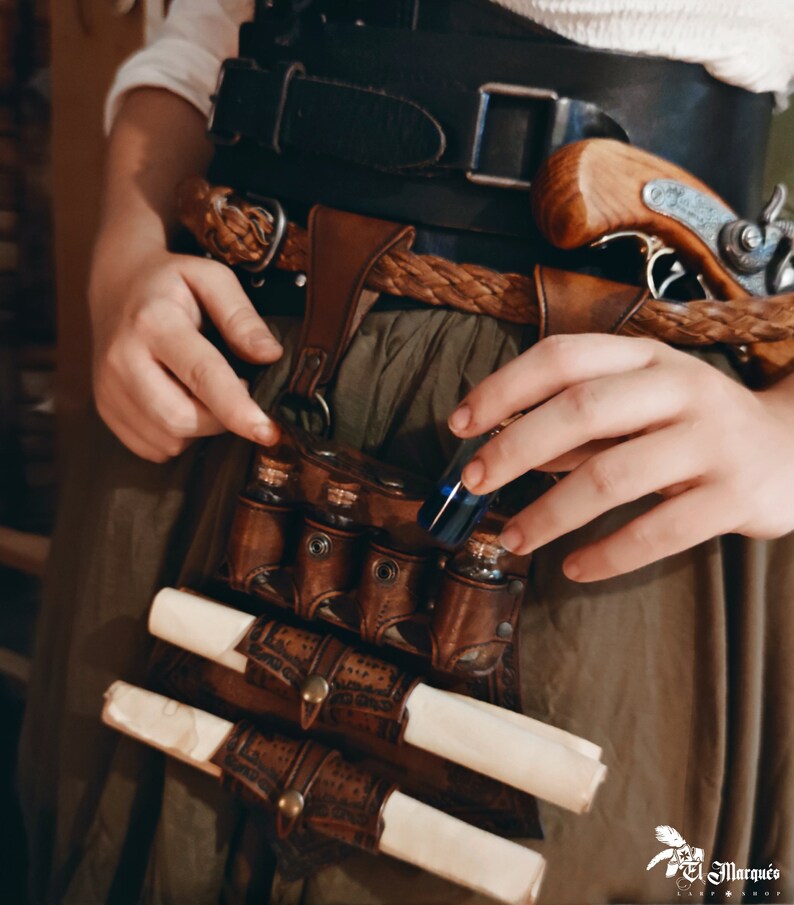 Pocimero de cuero marrón con portapergaminos para larp alquimista, kit de bruja o cosplay mágico imagen 2