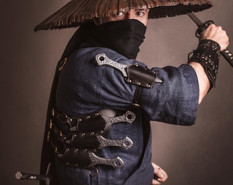 Funda de cuero para cuchillo para disfraz de ranger, shinobi o samurai. Chaleco de cuero para kunais. Incluye cuchillo kunai para LARP