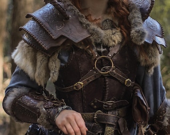 Hombrera de cuero estilo fantasía vikingo para larp y cosplay. armadura vikinga