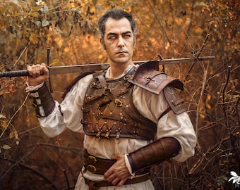 Eine LARP-Lederrüstung aus The Witcher. Handgefertigte mittelalterliche Fantasy Lederrüstung in braun.