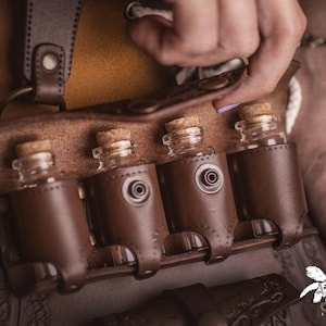 Pocimero de cuero marrón con portapergaminos para larp alquimista, kit de bruja o cosplay mágico imagen 8