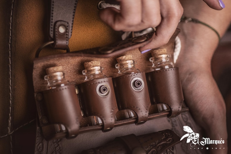 Pocimero de cuero marrón con portapergaminos para larp alquimista, kit de bruja o cosplay mágico imagen 8