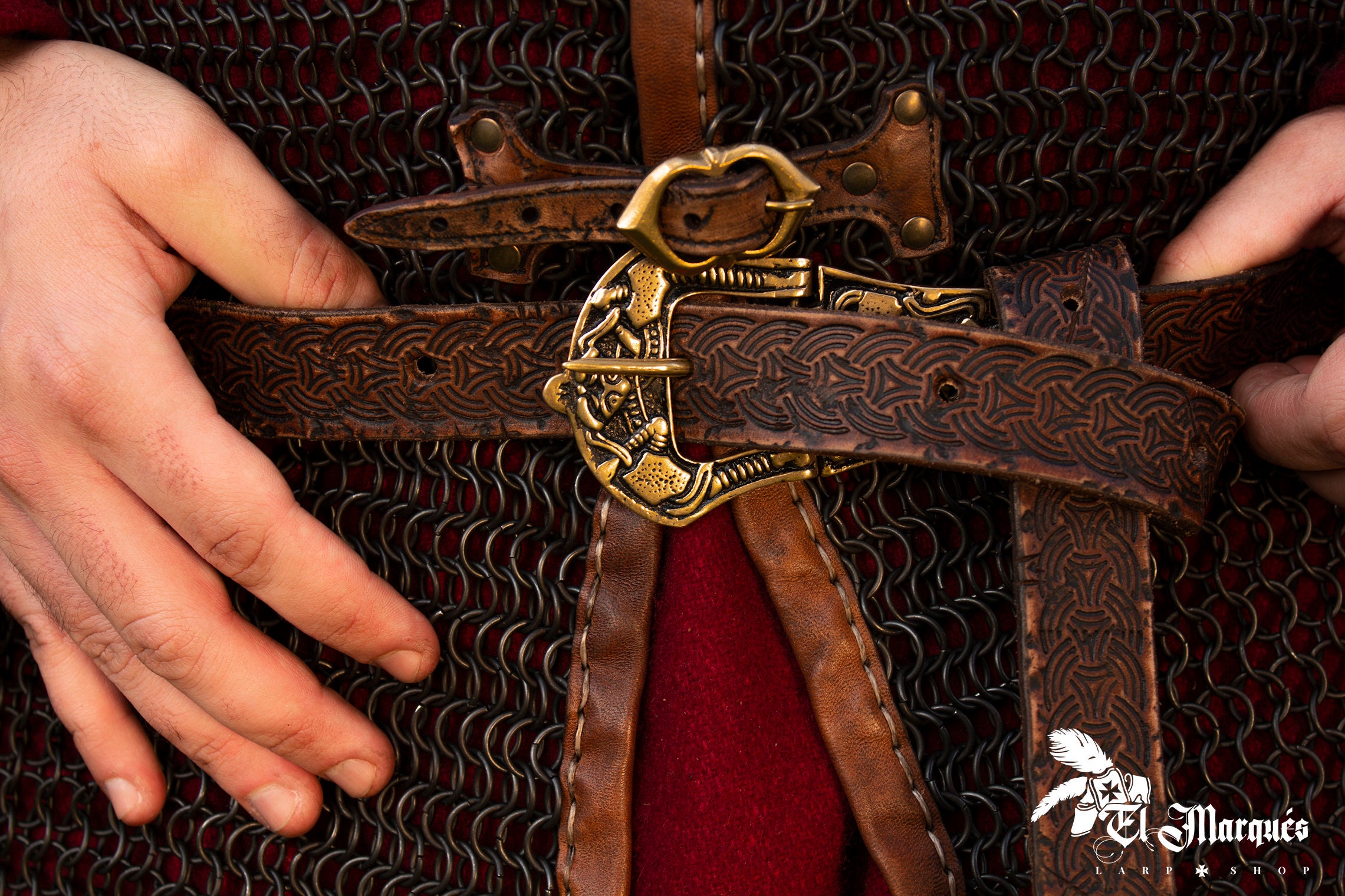 バイキングのレザーベルト。LARP やコスプレ用の北欧風ベルト