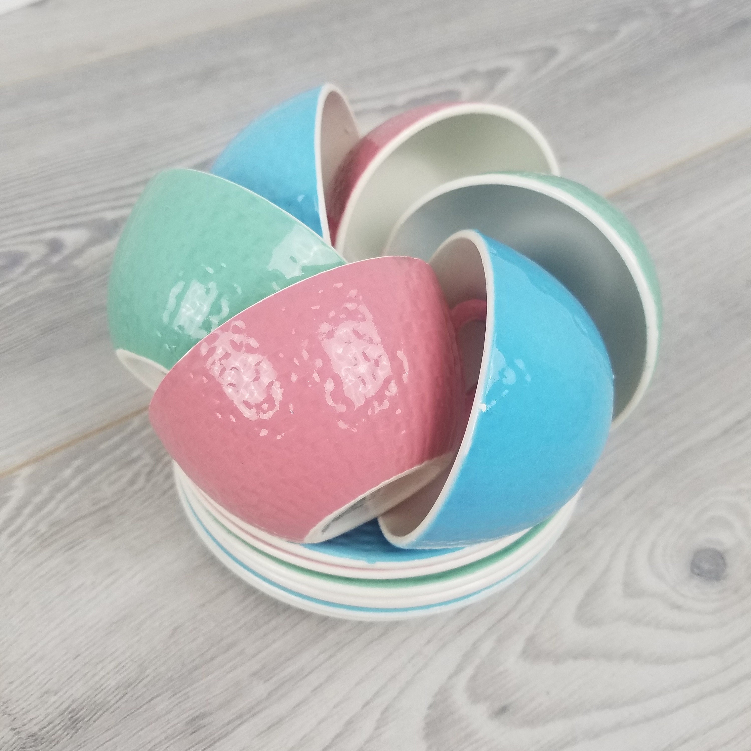 Un Ensemble de 6x Digoin Sarreguemines Pastel Colour Basket Weave Style Tasses à Café/Thé et Soucoup