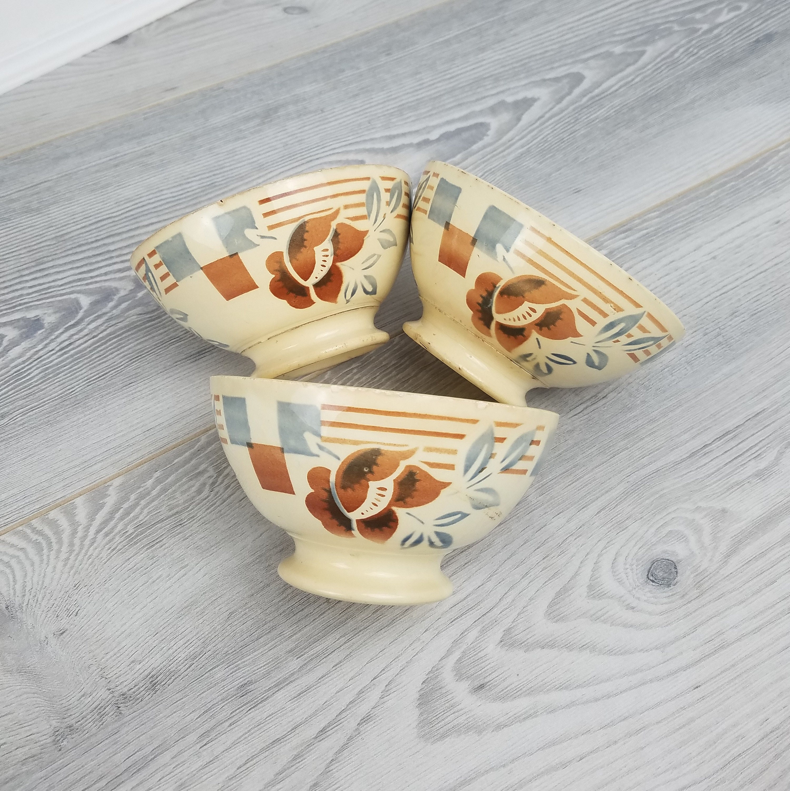 Un Trio de Vintage Caramel Marron et Gris Poudre Floral Géométrique Design Digoin Café Au Lait Bol