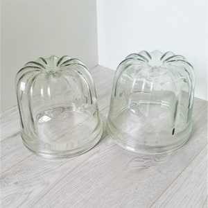 Een paar of vintage Franse glazen Jelly mallen