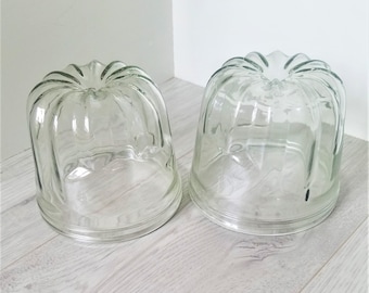 Un par o moldes de gelatina de vidrio francés vintage
