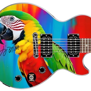 Peut inclure: Une guitare électrique colorée avec un motif de perroquet. La guitare a un fond rouge, bleu et vert avec un perroquet au centre. Le perroquet est jaune, vert, rouge et bleu. La guitare a un pickguard noir et des boutons noirs. La guitare est signée "J. Bilboa".