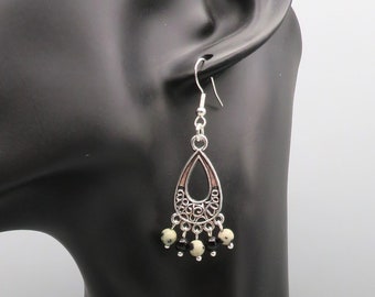 Boucles d'oreilles pendantes uniques et féminines en jaspe dalmatien véritable et tourmaline noire en argent sterling 925 • cristaux beiges et noirs