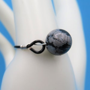 Eleganter und moderner handgemachter einzigartiger schwarz-silberner Drahtring mit echtem schwarz-grauem Schneeflocken-Obsidian oder Blüten-Obsidian UK Größe Q