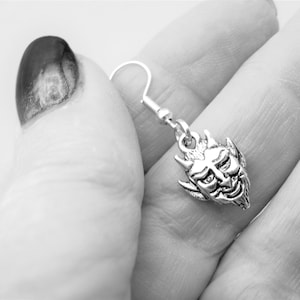 Pendientes de cabeza de diablo abstractos: plata reciclada, joyería demoníaca