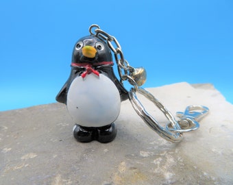 Einzigartiger und sehr süßer handgemachter großer 3D Pinguin Schlüsselanhänger oder Taschenanhänger