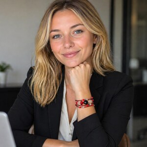 Pulsera triple de cuentas rojas y negras única: Brazalete escarlata y ébano