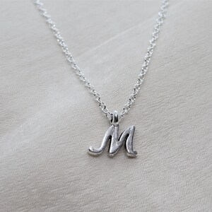 Delicado y atemporal colgante inicial personalizado hecho a mano en plata de ley 925, collar de 18" hecho de plata italiana 100% reciclada