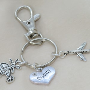 Personalisierter Schlüsselanhänger mit Hubschrauber und Flugzeug Anhänger • handgefertigte Geschenke • Geschenke für den Tag. besondere Geschenke für Väter