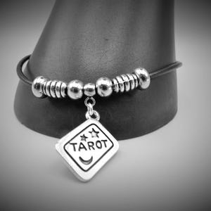 Impresionante pulsera de cuero negro genuino hecha a mano con dije de carta del Tarot en plata • espiritual • psíquico • joyería inusual • Arcana • brazalete simbólico
