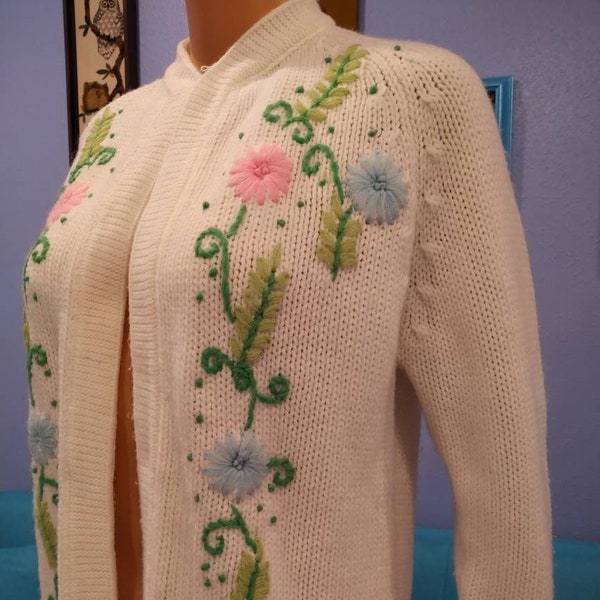 1950s EUC acrylic cardigan floral thread blue pink green cardigan pullover sweater British Hong Kong preppy cream true vintage 1960s