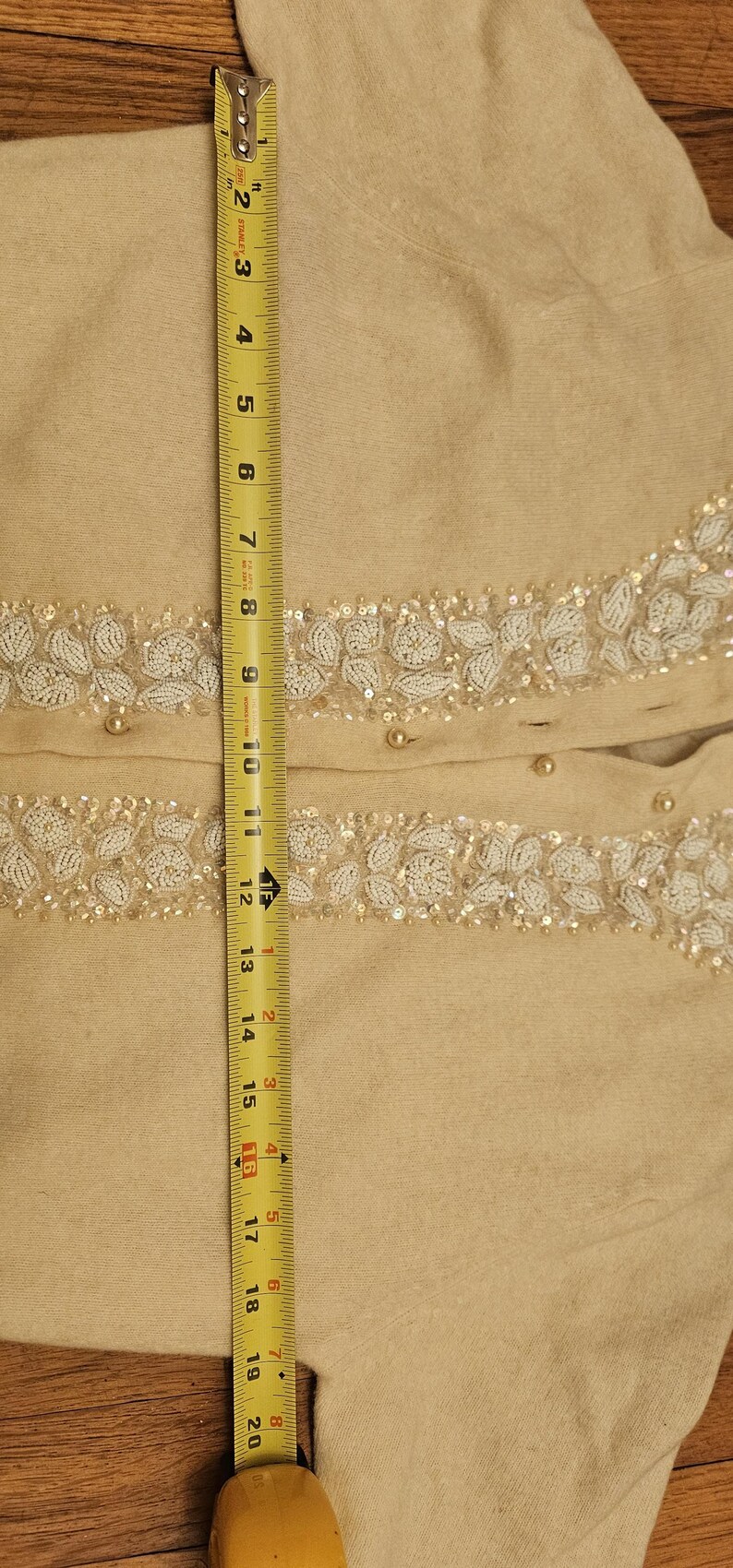 Like new perfect vintage Cardigan 50s 60s hand beaded sequins pearl buttons British Hong Kong M L Perfect for gift giving! afbeelding 7