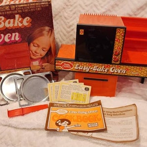 VINTAGE KENNER'S EASY BAKE OVEN No.1600 ORIGINAL BOX WITH PANS/ACCESSORIES  Works