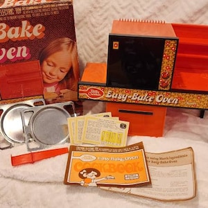 EASY BAKE OVEN Kenner's Original Vintage 1964 Yellow Works 2 Pans