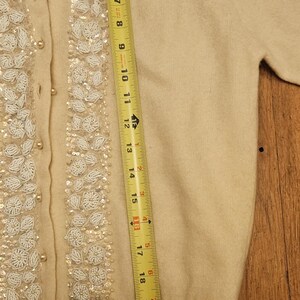Like new perfect vintage Cardigan 50s 60s hand beaded sequins pearl buttons British Hong Kong M L Perfect for gift giving! afbeelding 8