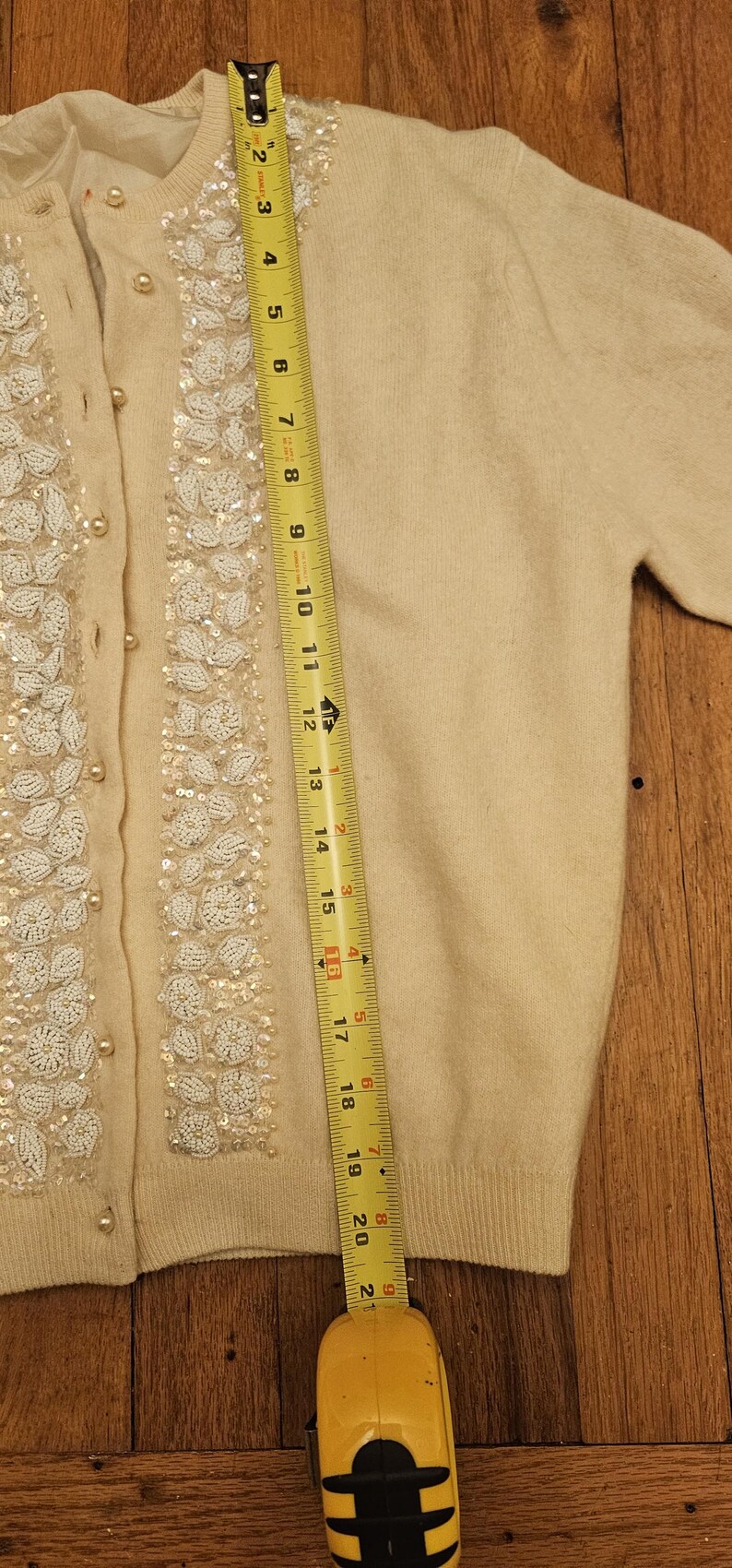 Like new perfect vintage Cardigan 50s 60s hand beaded sequins pearl buttons British Hong Kong M L Perfect for gift giving! afbeelding 8