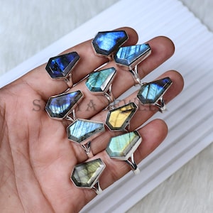 Anel com várias labradoritas, anel em formato de caixão, anel em prata de lei, anel com engaste em bisel, anel em todos os tamanhos, anel de atacado com pedra preciosa labradorita em formato de caixão.