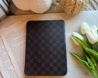 ブラックチェック柄Kindleケース：スタイリッシュな電子書籍リーダー保護カバー