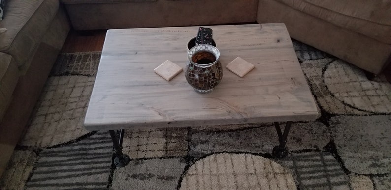 Table basse en bois de grange récupérée image 3