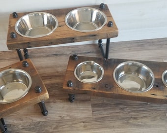 Mangeoire pour chiens surélevée en bois de grange récupérée