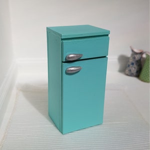 1/24 scale,halfscale,miniatures,dollhouse,kitchenfurniture,fridge,appliances,refrigrators,miniature fridge,cottage style,vintage style