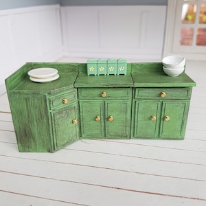 1:24 Maßstab, Puppenhaus-Miniaturen, Puppenhaus-Miniaturen, Miniatur-Möbel, Puppenhausmöbel, Küchenschränke, grüne Küche