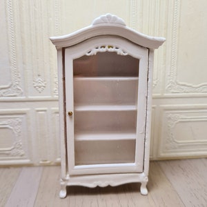 1:24 scale white display cabinet.