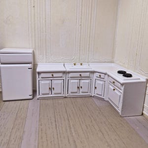 1:24 white 5pc kitchen set, timber, all working doors and drawers.