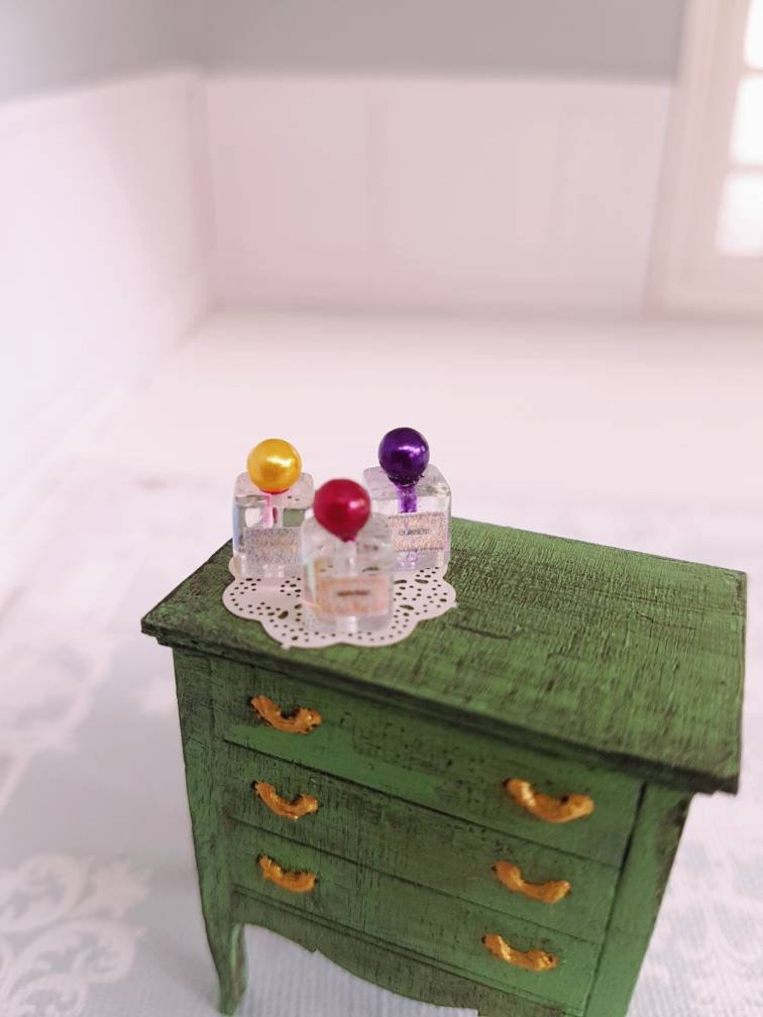 Miniatura Per Casa Delle Bambole 1:12 &ndash; Bottiglia Strega Nocciola Profumo Di Rose HR57139