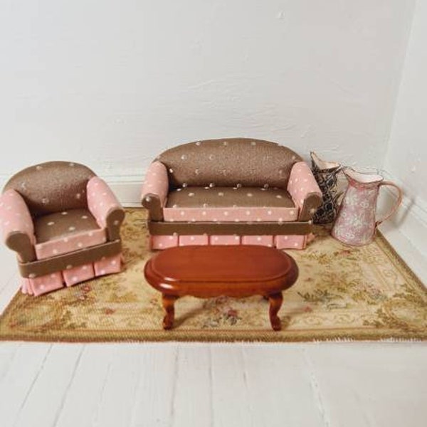 Puppenhaus Miniaturen Sofa Set im Maßstab 1:24, 3 teiliges Wohnzimmer Set, Couchtisch, Sofa, Sessel, braune und pinke Fransen Möbel.
