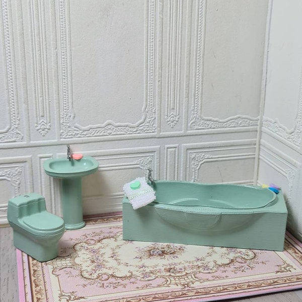 Ensemble de style vintage à l'échelle 1:24, 3 pièces en plastique, salle de bain aspect céramique, baignoire, lavabo, toilettes, salle de bain inspirée des années 1940, serviette et savons.