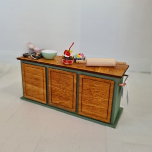 Skala 1:24, skala połówkowa, miniatury, wyspa kuchenna, stół kuchenny, kuchnia w domku dla lalek, ława wyspowa, blat stołu, miniaturowy blat stołu, miniaturowa kuchnia, wyspa.