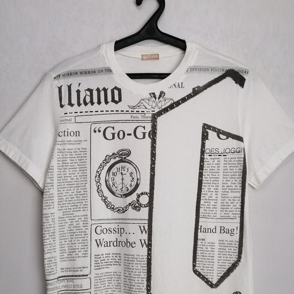 JOHN GALLIANO Gazette T-shirt vintage, Tee-shirt imprimé journal des années 2000, haut de designer italien authentique Y2K, chemise en coton blanc papier journal, taille M
