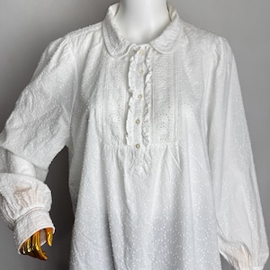 Weiße texturierte Bluse mit Spitzenbesatz, Puffärmel Swiss Dot Shirt, Zartes Country Top, Elegantes Cottagecore Feminines Top, Viktorianischer Französischer Stil