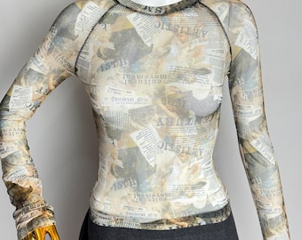 Top de malla con estampado de periódico Y2K, blusa transparente vanguardista ajustada, top corto artístico, top transparente de manga larga, camisa grunge cyber collage