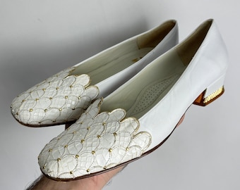 Art Deco Vintage Leather Flats, Gold Scalloped Toe Slip On Shoes, Elegant White Wedding Shoes, Unique Artisan Bridal Flats, 42 EUR, 11 US
